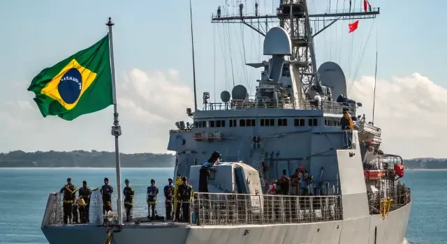 Embarcação da Marinha Brasileira em missão, celebrando o Dia do Marinheiro